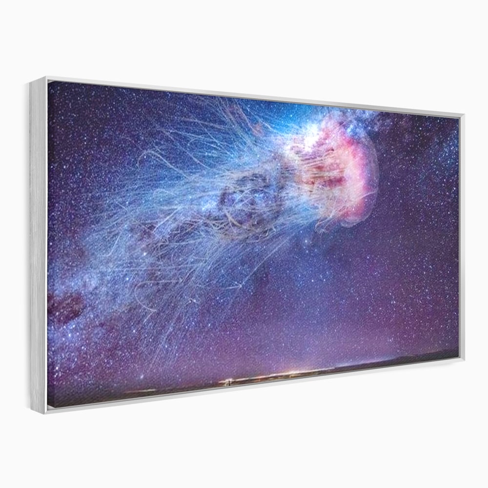 Tablou canvas cu ilustratie digitala cu meduza cosmica si stele, in rama de aluminiu argintiu